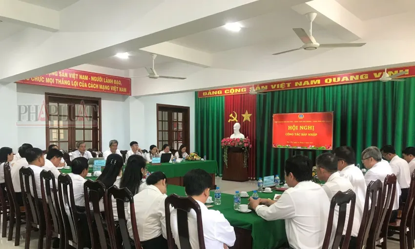 Cán bộ chủ chốt 3 TAND TP Cần Thơ, tỉnh Sóc Trăng và Hậu Giang bàn về công tác sáp nhập ngày 26-5. Ảnh: NHẪN NAM Hội nghị sáp nhập 3 TAND TP Cần Thơ với Sóc Trăng và Hậu Giang