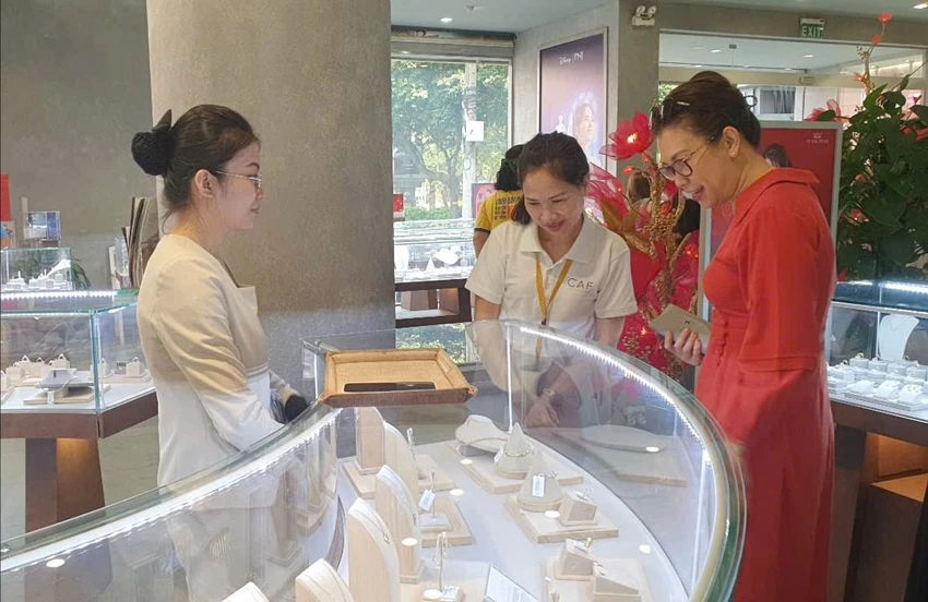 Hiện giá vàng miếng SJC đang ngang bằng so với giá vàng thế giới quy đổi. Ảnh: T.L dau-tu-vang-can-than-trong.jpg