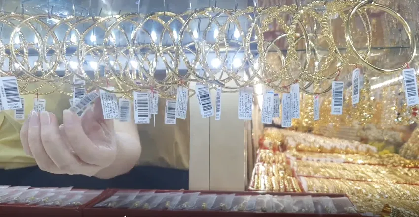 Thị trường vàng trong nước tiếp tục cao bất thường so với giá vàng thế giới