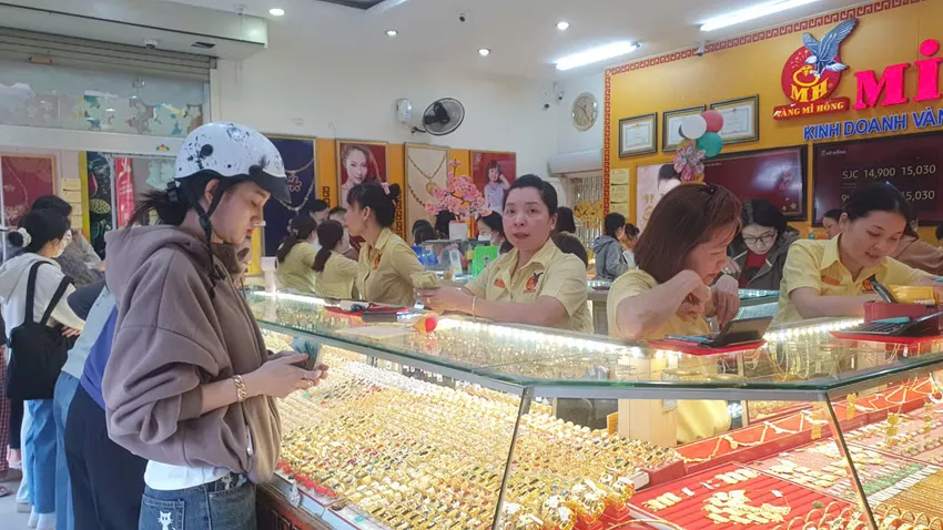 Giá vàng trong nước đồng loạt đứng yên trong khi giá vàng thế giới đang có chuỗi phiên tăng thứ 5 liên tiếp