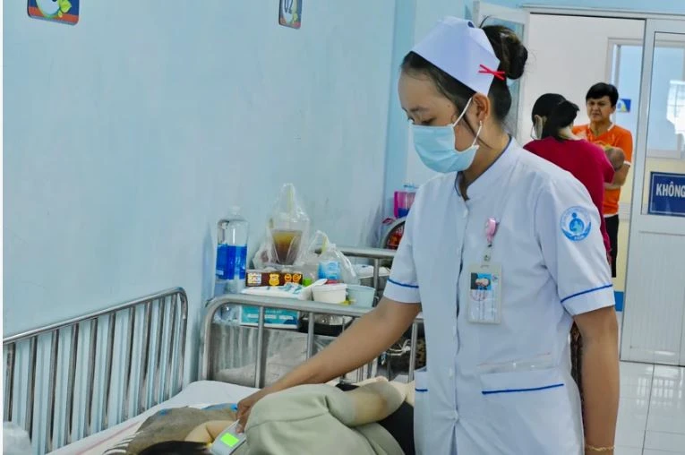 Một trẻ mắc sởi đang được điều trị tại Bệnh viện Nhi đồng 1, TP.HCM. Ảnh: THẢO PHƯƠNG dich soi trong truong hoc.JPG