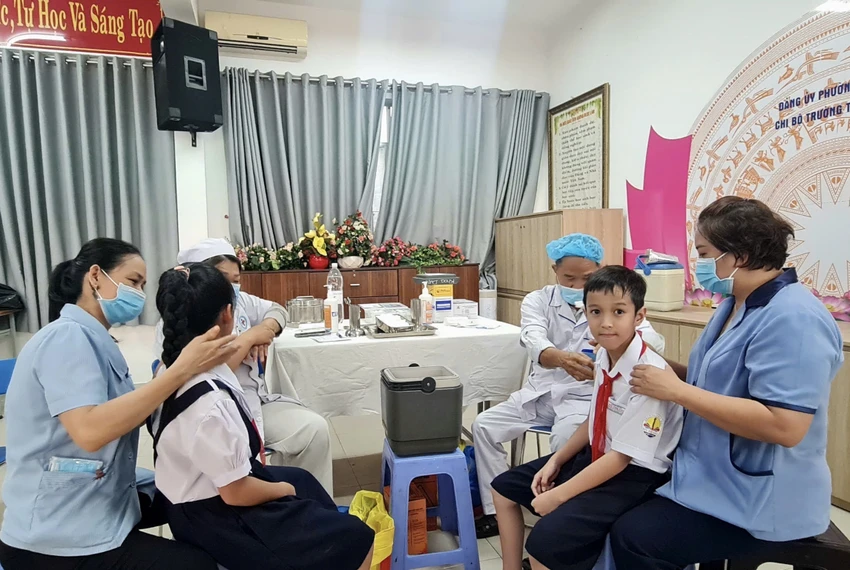 Phụ huynh đưa con đi tiêm vaccine sởi tại Trường Tiểu học Võ Thị Sáu (quận Tân Phú, TP.HCM) - 1 trong các ổ dịch sởi. Ảnh: NVCC ổ dịch sởi trong trường học tphcm