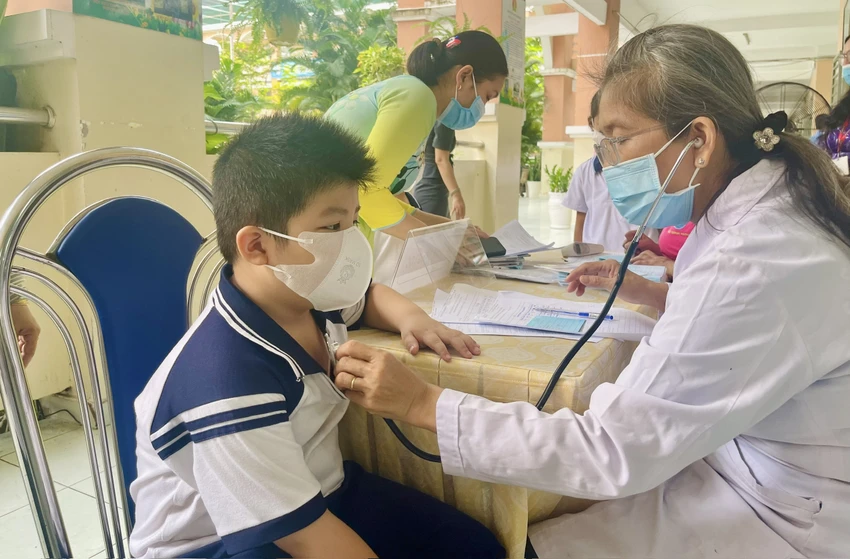 Học sinh Trường Tiểu học Phạm Hùng (huyện Bình Chánh, TP.HCM) được khám sức khỏe trước khi tiêm vaccine sởi. Ảnh: THẢO PHƯƠNG ổ dịch sởi tại tphc