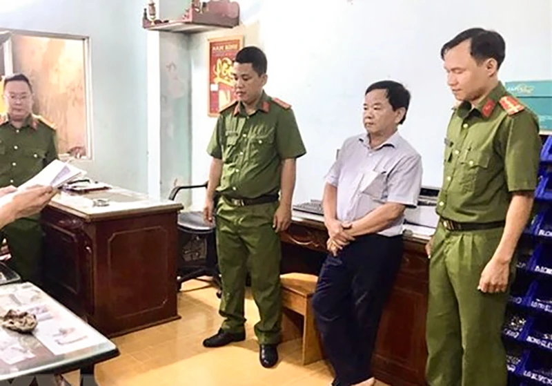 Bị can Nguyễn Văn Phương nghe đọc lệnh khám xét từ Cơ quan Cảnh sát điều tra, Công an tỉnh Cà Mau. (Ảnh: TTXVN phát) Sơ-cong-thương.jpg