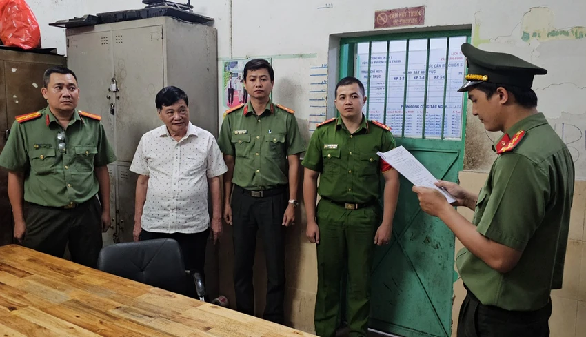 Công an đọc quyết định khởi tố với ông Nguyễn Công Khế nguyen-cong-khe.jpg