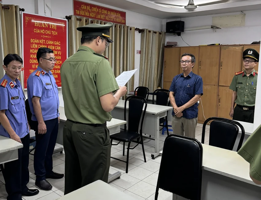Công an đọc quyết định khởi tố với ông Nguyễn Quang Thông nguyen-cong-khe2.jpg