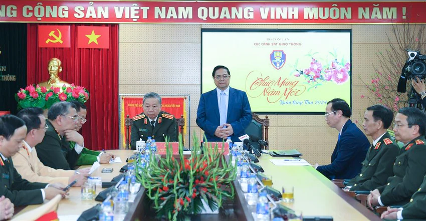 Thủ tướng Chính phủ Phạm Minh Chính đánh giá cao và biểu dương những kết quả mà lực lượng CSGT đã đạt được trong thời gian qua. thu-tuong-csgt-chuyen-trang-thai.jpg