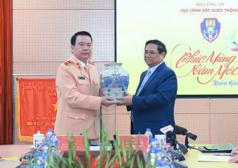Thủ tướng Chính phủ Phạm Minh Chính trao quà tặng Cục CSGT thu-tuong-csgt-chuyen-trang-thai2.jpg