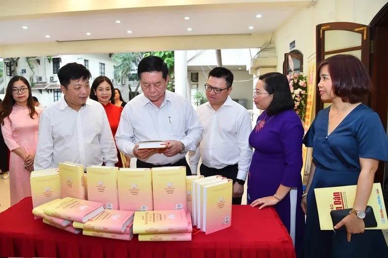 Trưởng Ban Tuyên giáo Trung ương Nguyễn Trọng Nghĩa và Tổng Biên tập Báo Nhân Dân Lê Quốc Minh cùng các đại biểu tại lễ ra mắt cuốn sách “Tổng Bí thư Nguyễn Phú Trọng với niềm tin của nhân dân trong nước và sự ủng hộ của bạn bè quốc tế”, ngày 20/6/2023. Ảnh: Thủy Nguyên 2-25-7147.jpg-790x526.jpg