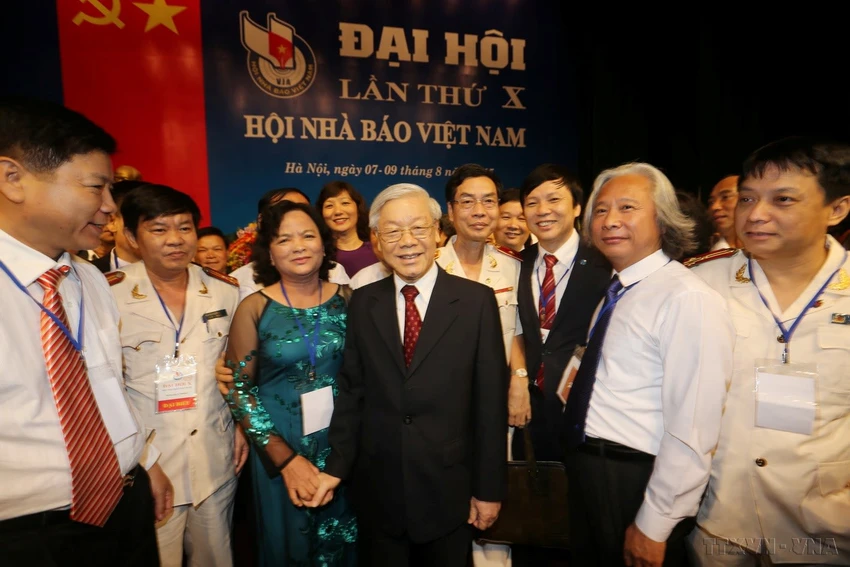Tổng Bí thư Nguyễn Phú Trọng với các đại biểu dự Đại hội đại biểu toàn quốc Hội Nhà báo Việt Nam lần thứ X, nhiệm kỳ 2015-2020. Ảnh: Trí Dũng-TTXVN cd15.8819_resize-1417x945.jpg
