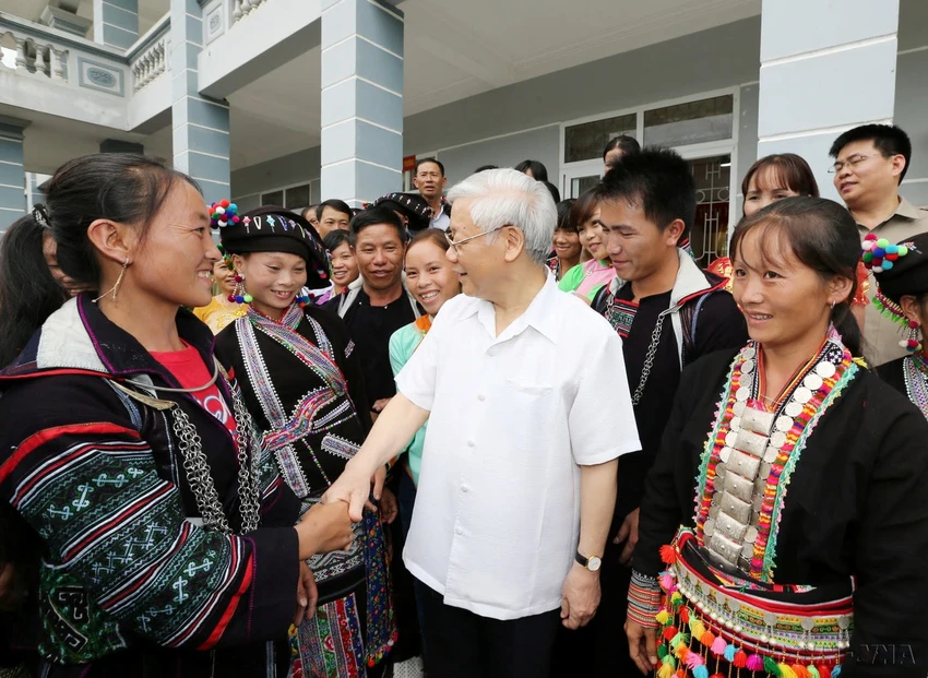 Tổng Bí thư Nguyễn Phú Trọng với đồng bào dân tộc xã nông thôn mới Bản Bo, huyện Tam Đường, tỉnh Lai Châu. Ảnh: Trí Dũng-TTXVN cd16.7730_resize-1417x1036.jpg