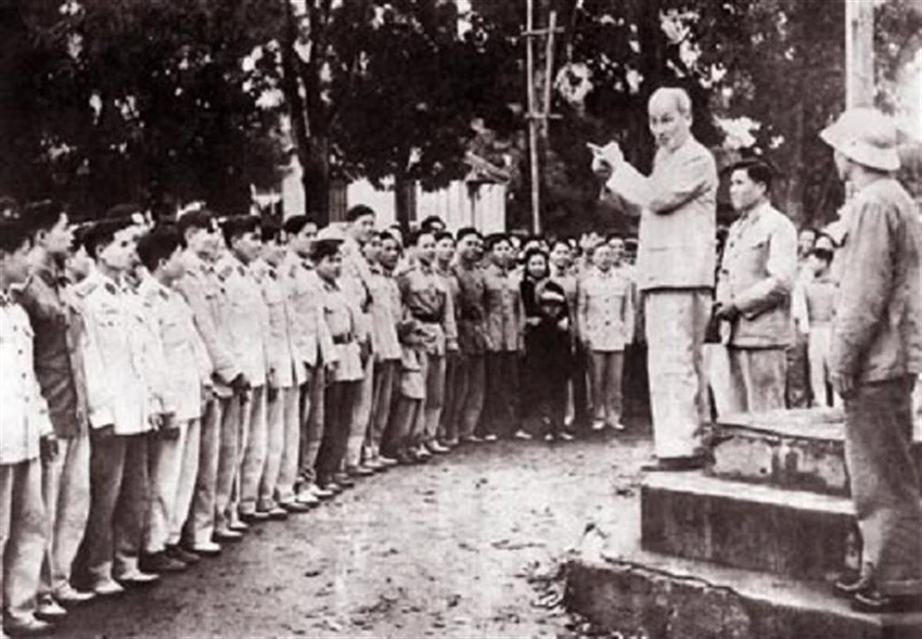Chủ tịch Hồ Chí Minh đến thăm và huấn thị cho cán bộ, chiến sĩ Công an nhân dân tháng 02/1961 (Ảnh tư liệu). 50-nam-luc-luong-cong-an-nhan-dan-thuc-hien-di-chuc-thieng-lieng-cua-bac-2.jpg
