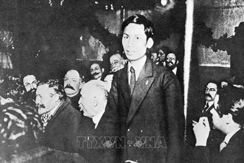 Từ ngày 25 đến 30-12-1920, Nguyễn Ái Quốc (tên của Chủ tịch Hồ Chí Minh trong thời gian hoạt động cách mạng ở Pháp) tham dự Đại hội lần thứ 18 Đảng Xã hội Pháp ở TP Tours với tư cách đại biểu Đông Dương. Ảnh: TTXVN 06-hcm01.jpg
