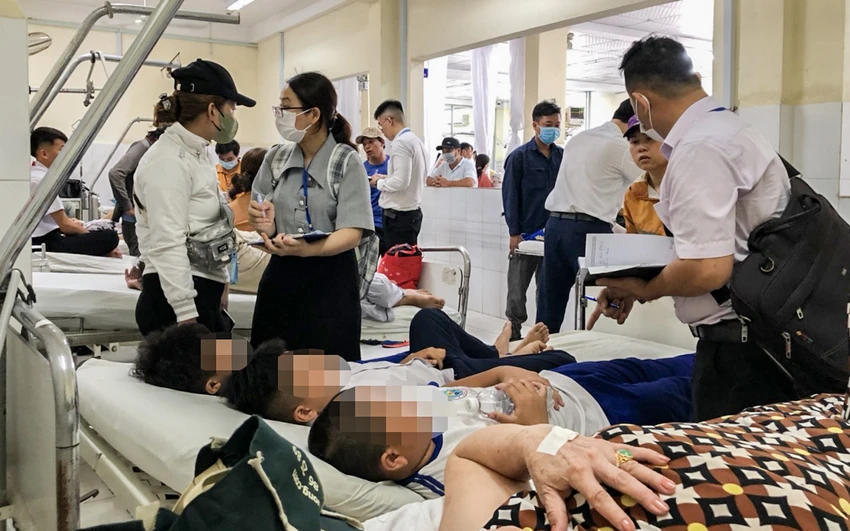 Nhiều học sinh đang điều trị tại Bệnh viện tỉnh Khánh Hòa nghi do bị ngộ độc thực phẩm, trong đó có một em nữ sinh lớp 5 đã tử vong trên đường đưa đến bệnh viện. Ảnh: BT so-cap-cuu-ban-dau.jpg