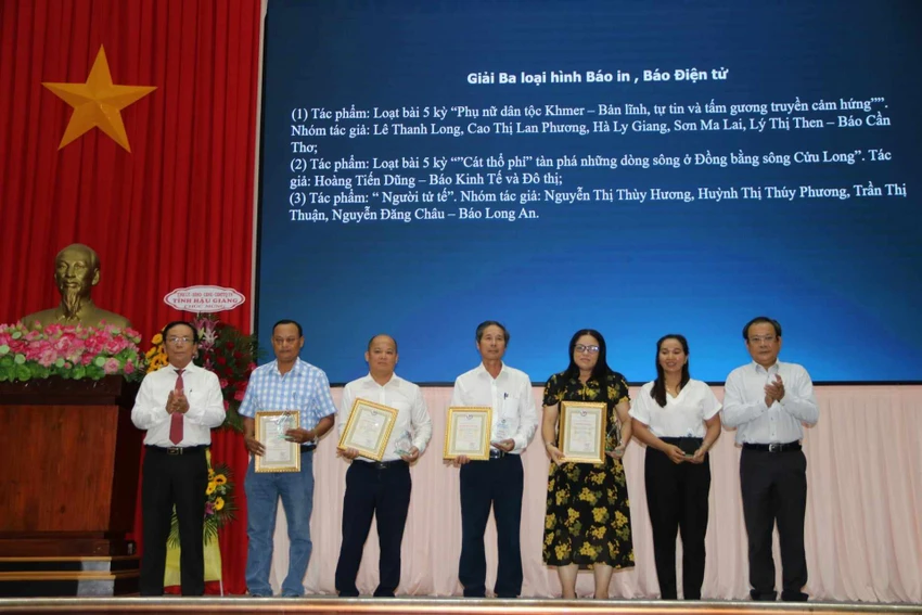 Nhà báo Mai Ngọc Phước (bìa phải), Tổng biên tập Báo Pháp luật TP.HCM tham dự và trao giải tại Lễ trao giải Báo chí ĐBSCL lần thứ VIII năm 2024. Ảnh: CH bao-chi.jpg