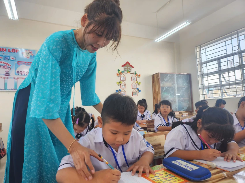 Dự thảo Luật Nhà giáo mới nhất trình Quốc hội đã bỏ đề xuất miễn học phí cho con của giáo viên. mien-hoc-phi-cho-con-cua-giao-vien-4774-9635.jpg