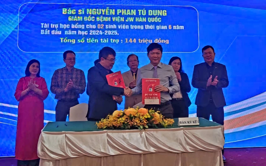 Bác sĩ Nguyễn Phan Tú Dung (bên phải) tài trợ học bổng cho 2 sinh viên trong 6 năm, từ năm học 2024 - 2025, tổng số tiền tài trợ 144 triệu đồng. 1000006582.jpg