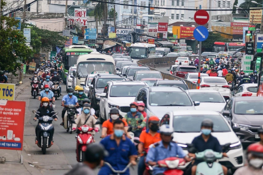 Người dân ngày đêm mong mỏi tiến hành dự án nâng cấp, mở rộng Quốc lộ 13 để thuận tiện giao thương, di chuyển. Ảnh: Kiên Cường nguoi-dan-ngay-dem-mong-moi-tien-hanh-du-an-nang-cap-mo-rong-quoc-lo-13-de-thuan-tien-giao-thuong-di-chuyen-anh-kien-cuong-4694.jpg