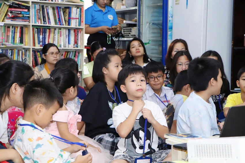 Phụ huynh và học sinh lắng nghe cách ứng xử với bạo lực học đường. ung-xu-dung-voi-bao-luc-hoc-duong-.jpg