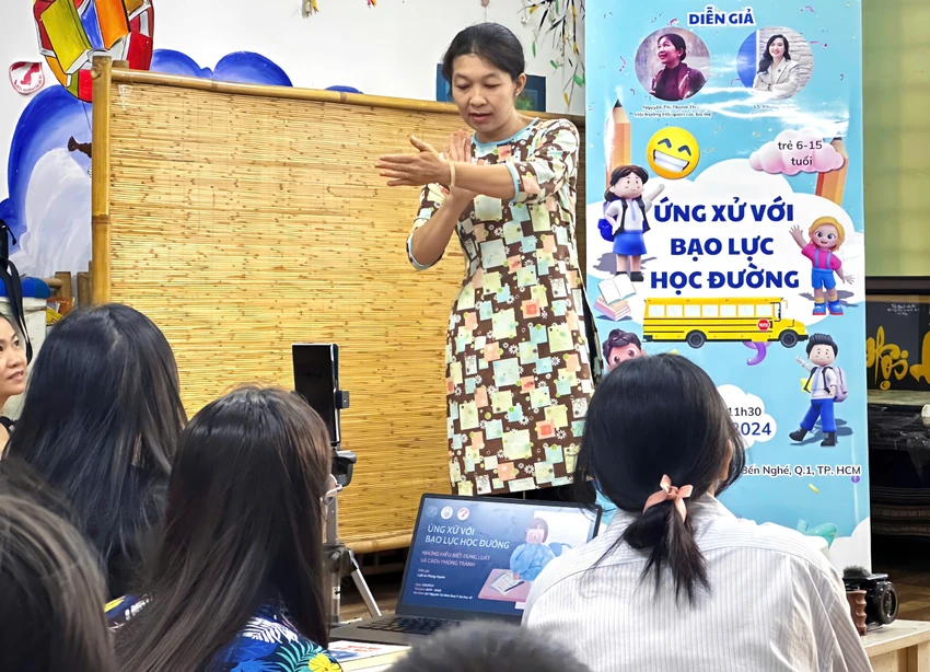Bà Nguyễn Thị Thanh Thúy, Hội trưởng Hội quán các bà mẹ thông tin về các vị trí và mức độ nguy hiểm khi bị tác động trên cơ thể. ung-xu-dung-voi-bao-luc-hoc-duong-.jpg