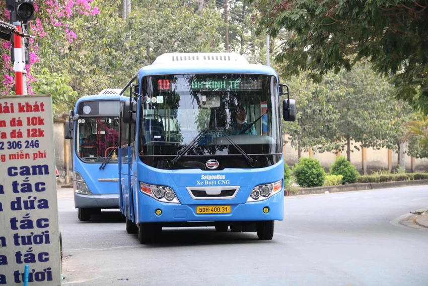 Từ ngày 01-01-2025, người lái xe phải đủ 27 tuổi trở lên và bảo đảm điều kiện sức khỏe theo quy định nêu trên thì được xét giấy phép lái xe hạng D. NHƯ NGỌC. bị quáng gà