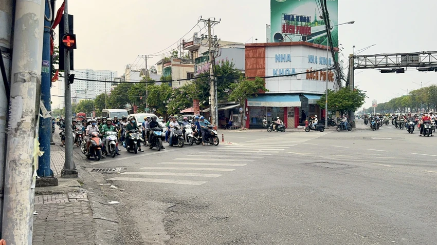 Quy định không được rẽ phải khi đèn đỏ đã có từ rất lâu. Ảnh: THẢO HIỀN 27bcc44d035fbf01e64e.jpg