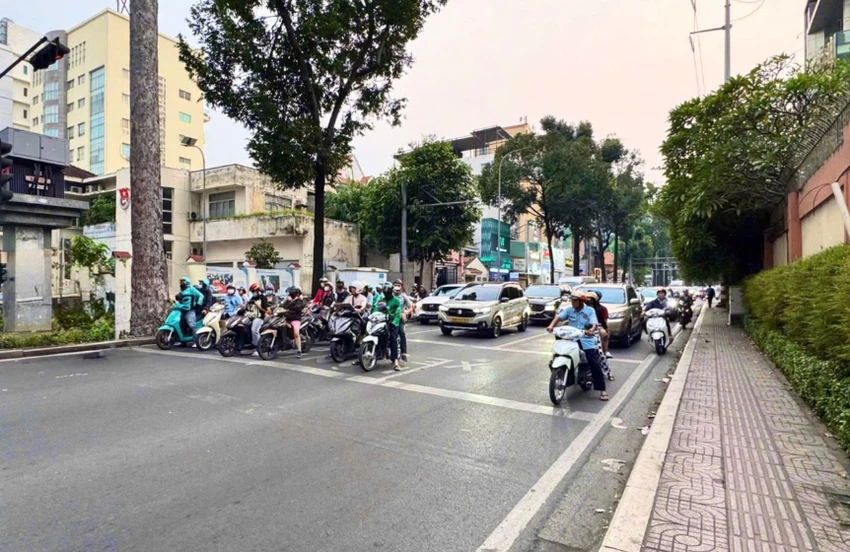 Người dân tuân thủ dừng trước vạch dừng khi gặp đèn đỏ. Ảnh: THẢO HIỀN cấm rẽ phải khi đèn đỏ