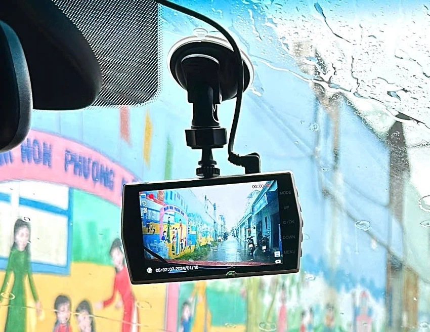 Xe ô tô chở người từ 08 chỗ trở lên (không kể chỗ của người lái xe) kinh doanh vận tải phải lắp thiết bị giám sát hành trình và thiết bị ghi nhận hình ảnh người lái xe. Ảnh: THẢO HIỀN Ô tô không lắp camera hành trình