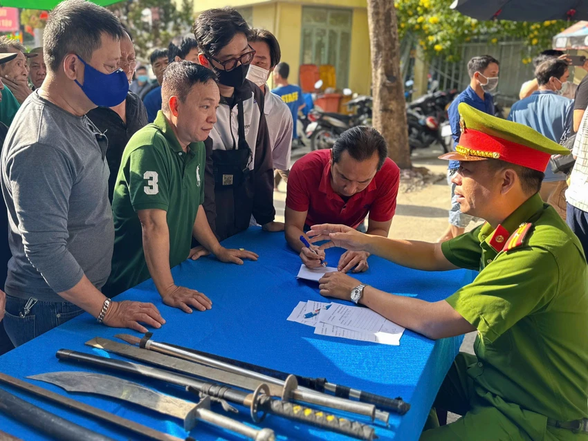 Ngày hội giao nộp vũ khí nhận được sự hưởng ứng tích cực từ đông đảo người dân. ngay-hoi-giao-nop-vu-khi-tang-cuong-an-ninh-cong-dong.jpg