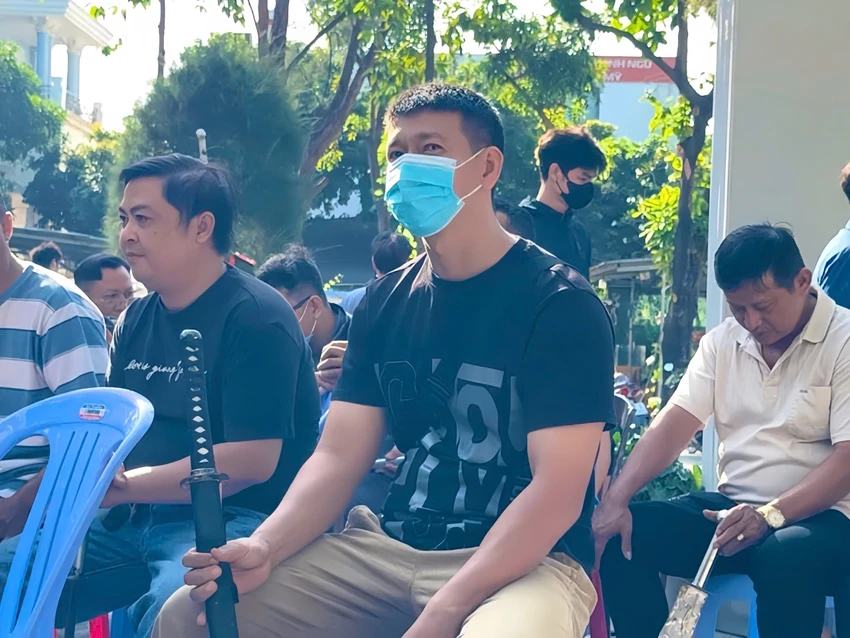 Anh Cảnh cũng cho biết việc giao nộp vũ khí cho lực lượng công an là hành động đúng đắn và đáng khuyến khích. Điều này không chỉ góp phần bảo đảm an ninh, trật tự xã hội mà còn thể hiện trách nhiệm của mỗi người dân đối với cộng đồng. ngay-hoi-giao-nop-vu-khi-tang-cuong-an-ninh-cong-dong-xay-dung-moi-truong-song-an-toan-.jpg