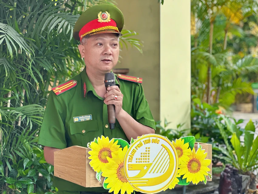 Trung tá Nguyễn Văn Đang, Trưởng Công an phường Linh Đông phát biểu tại buổi lễ. ngay-hoi-giao-nop-vu-khi-tang-cuong-an-ninh-cong-dong-xay-dung-moi-truong-song-an-toan-.jpg