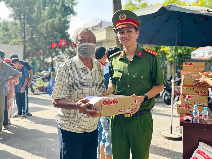 Ông Nguyễn Văn Xuyên nhận quà sau khi giao nộp mã tấu tự chế. ngay-hoi-giao-nop-vu-khi-tang-cuong-an-ninh-cong-dong-xay-dung-moi-truong-song-an-toan-.jpg