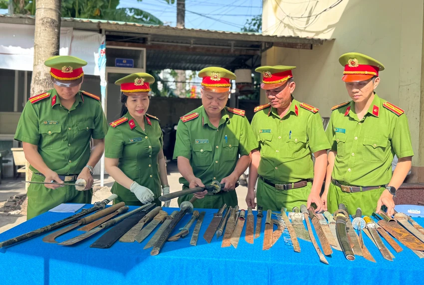 Sau khi thu nhận, Công an phường sẽ lập biên bản ghi nhận từng trường hợp, tập hợp báo cáo và giao nộp về CATP để tiêu hủy theo quy định pháp luật. ngay-hoi-giao-nop-vu-khi-tang-cuong-an-ninh-cong-dong-xay-dung-moi-truong-song-an-toan-.jpg