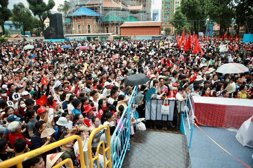 Người dân cần thực hiện các biện pháp tự bảo vệ bản thân khi tham gia lễ hội đông người và di chuyển ngoài trời thời gian dài. Ảnh: PLO Sở Y tế TP.HCM