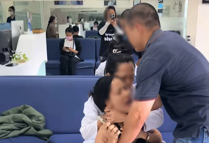 Bà Chinh giữ chặt cổ khách hàng trong khi người chồng thì cố gắng can ngăn. Ảnh cắt từ clip vu-ba-chu-nha-khoa-hanh-hung-khach-co-the-bi-truy-to-toi-gay-roi-trat-tu-cong-cong.jpg