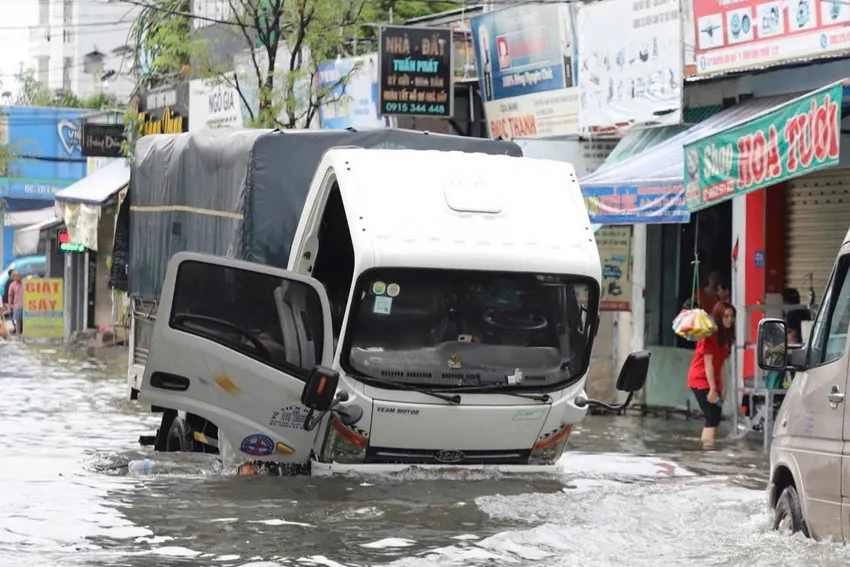 Một chiếc xe tải chết máy khi lưu thông qua điểm ngập. Ảnh: NHƯ NGỌC. xe-ngap-nuoc-chu-xe-can-luu-y-de-khong-mat-quyen-boi-thuong-bao-hiem.jpg