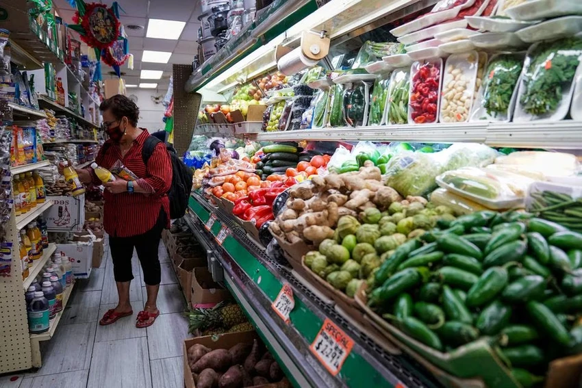 Người dân mua sắm tại một siêu thị ở thủ đô Washington, D.C. (Mỹ). Ảnh: REUTERS Anh bai chinh P16 dang 25-10-2023.png