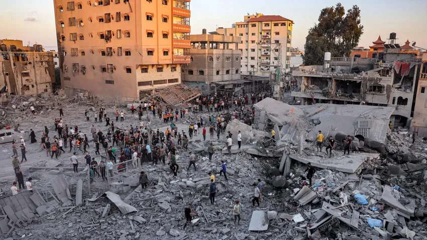 Người dân TP Rafa (phía nam Dải Gaza) tìm kiếm người sống sót trong đống đổ nát sau vụ pháo kích của Israel vào TP này ngày 6-11. Ảnh: AFP Anh bai chinh P16 dang 8-11-2023.jpg