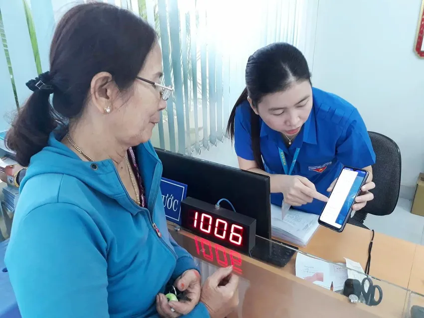 Quá trình chuyển giao, mọi quyền lợi của khách hàng sử dụng nước được đảm bảo theo đúng quy định. Ảnh: ĐT p8-sawaco-2.jpg