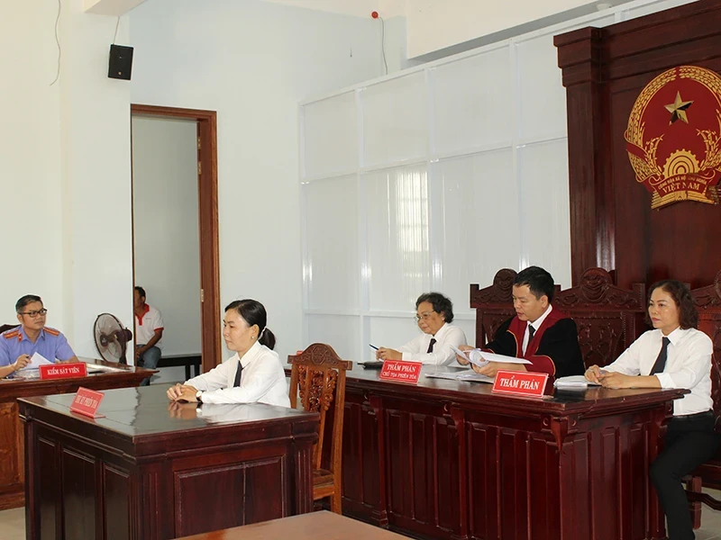 Một phiên tòa giải quyết án ly hôn tại TAND TP Cần Thơ. Ảnh: NHẪN NAM ly hôn