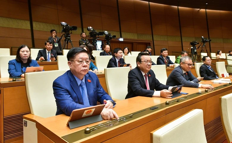 Đại biểu Quốc hội bấm nút thông qua dự thảo Luật Đất đai sửa đổi hôm 18-1. Ảnh: QH p6-anhchinh-Diemmoi-quy.png