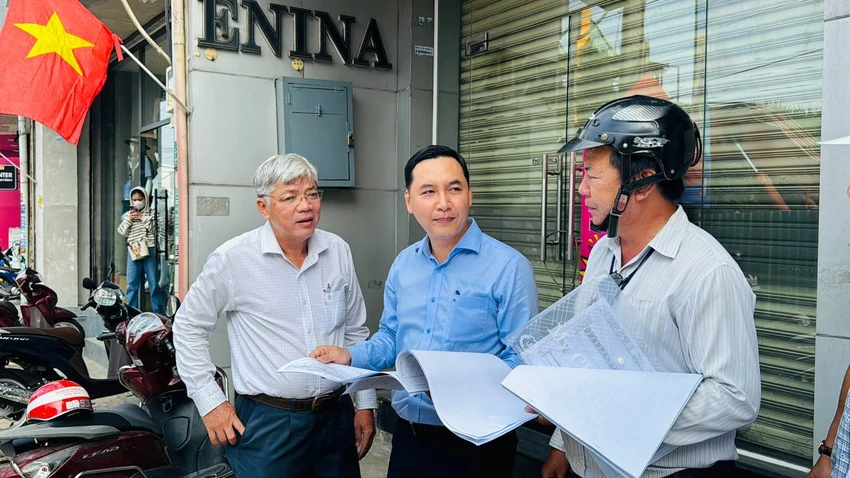 Phó Chủ tịch UBND TP Thủ Đức Mai Hữu Quyết (giữa) kiểm tra thực địa dự án xây dựng hệ thống thoát nước đường Võ Văn Ngân, TP Thủ Đức. Ảnh: ĐÀO TRANG p8-bai-dienmaothuduc-hinhphu.jpg