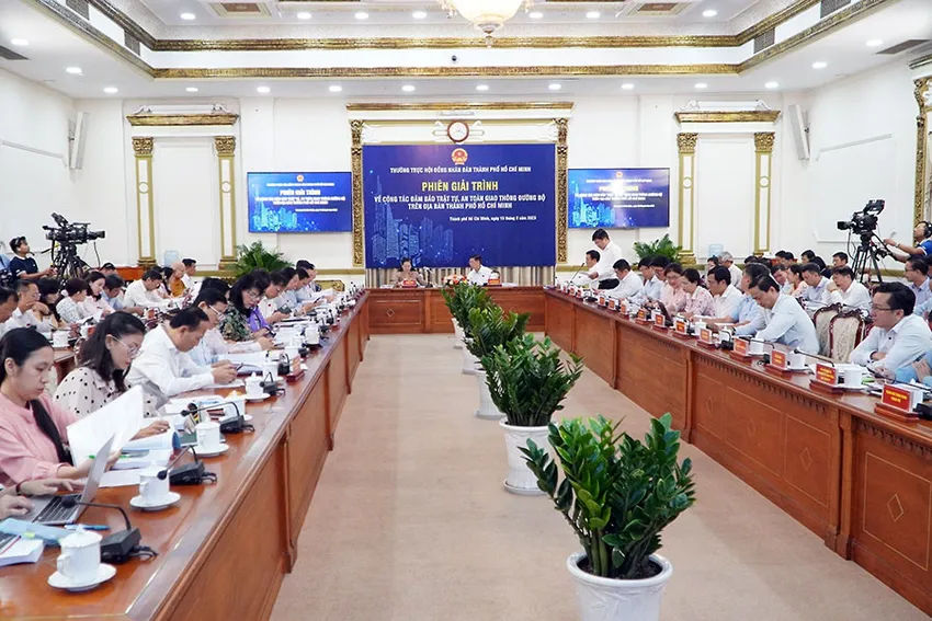Chủ tịch HĐND TP.HCM Nguyễn Thị Lệ chủ trì phiên giải trình. Ảnh: THANH THÙY P8_Chính_thanhtuyen.jpg