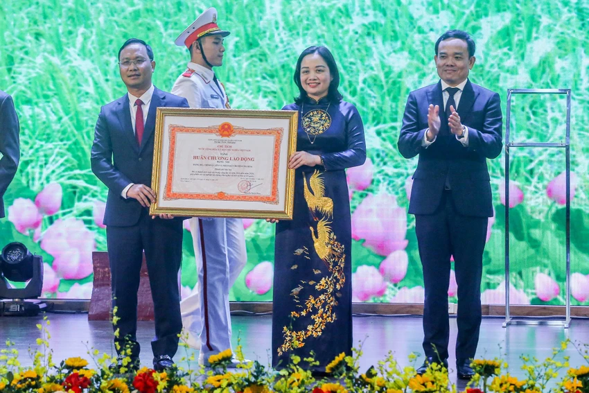 Thừa uỷ quyền của Chủ tịch nước, Phó Thủ tướng Chính Phủ Trần Lưu Quang trao Huân chương Lao động hạng Nhì cho Đảng bộ, Chính quyền, Nhân dân huyện Ứng Hoà. Ảnh: TP Ứng Hoà đón nhận huyện đạt chuẩn nông thôn mới và Huân chương Lao động hạng Nhì
