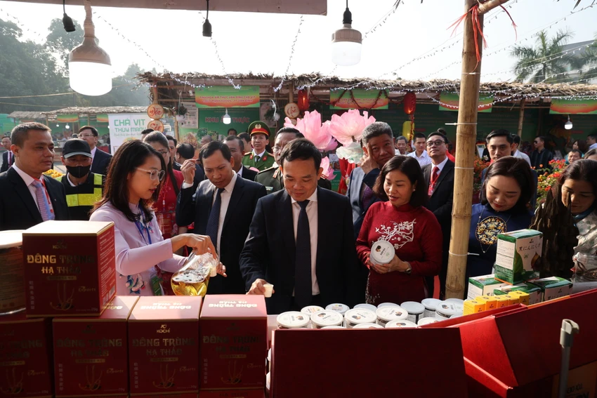 Phó Thủ tướng Trần Lưu Quang và Phó Bí thư Thành uỷ Hà Nội Nguyễn Thị Tuyến thăm các gian hàng trưng bày sản phẩm do bà con nhân dân huyện Ứng Hoà sản xuất. Ảnh: TP ung-hoa-tran-luu-quang2.jpg