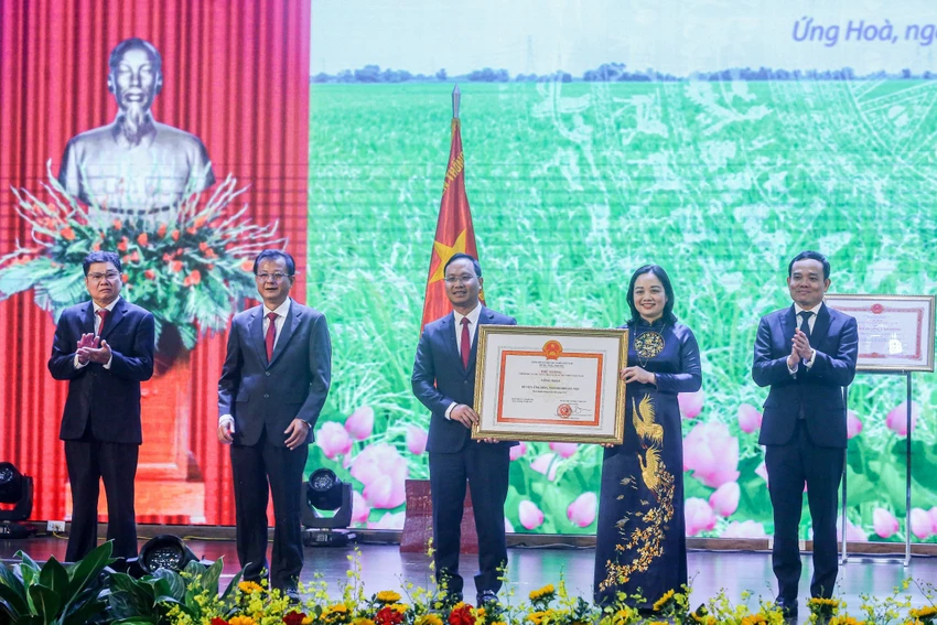 Phó Thủ tướng Chính Phủ Trần Lưu Quang trao Bằng Công nhận huyện Ứng Hòa đạt chuẩn Nông thôn mới. Ảnh: TP ung-hoa-tran-luu-quang3.jpg