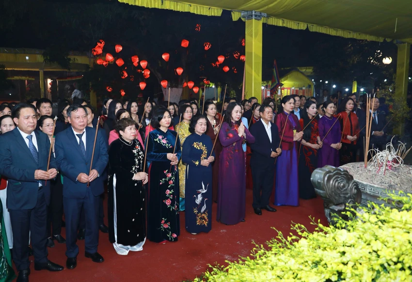 Phó Chủ tịch nước Võ Thị Ánh Xuân, các đại biểu và nhân dân dâng hương tại đền thờ Hai Bà Trưng. Ảnh: Lan Thanh ke-chuyen-khoi-nghia-hai-ba1.jpg
