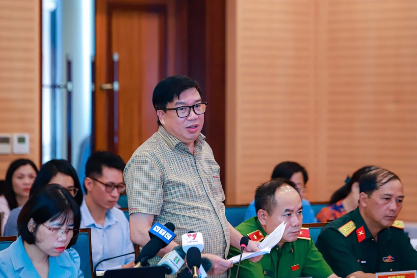 Ông Nguyễn Đức Hưng, Giám đốc trung tâm hạ tầng (Sở Xây dựng Hà Nội) cay-xanh-de-nguyen-bau-nilon.jpg