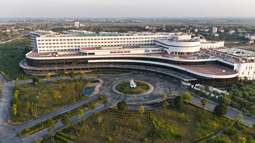 Dự án bệnh viện Bạch Mai cơ sở 2 được Bộ Y tế phê duyệt vào ngày 1-12-2014 với tổng mức đầu tư là 4.990 tỉ đồng (nguồn vốn ngân sách Nhà nước là 4.500 tỉ đồng), có quy mô 1.000 giường bệnh, tổng 118.941 m2 sàn. Ảnh: TRỌNG PHÚ benh-vien-bo-hoang-BM2.JPG