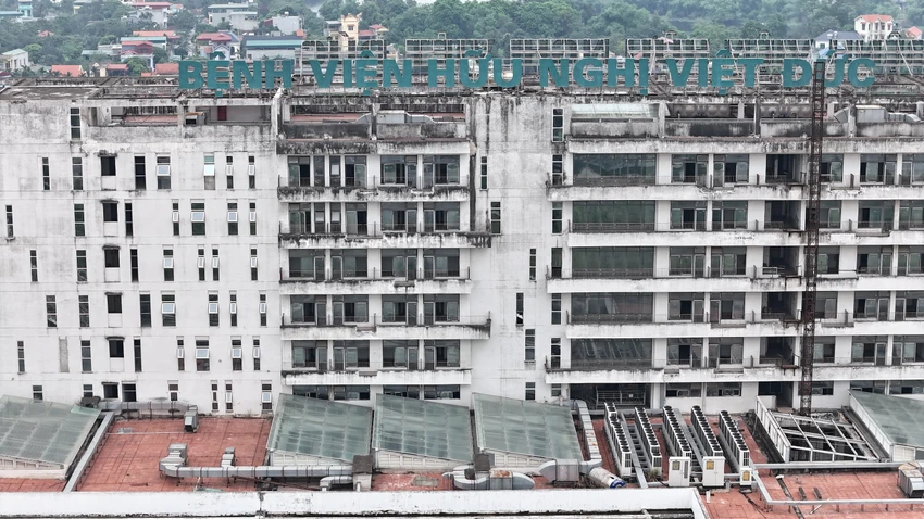 Dự án Bệnh viện Việt Đức được Bộ Y tế phê duyệt vào ngày 1-12-2014 với tổng mức đầu tư 4.968 tỉ đồng (nguồn vốn ngân sách nhà nước là 4.500 tỉ đồng), có quy mô 1.000 giường bệnh, tổng 117.714 m2 sàn. Ảnh: TRỌNG PHÚ Cận cảnh 2 bệnh viện bỏ hoang được Tổng Bí thư điểm danh là điển hình lãng phí